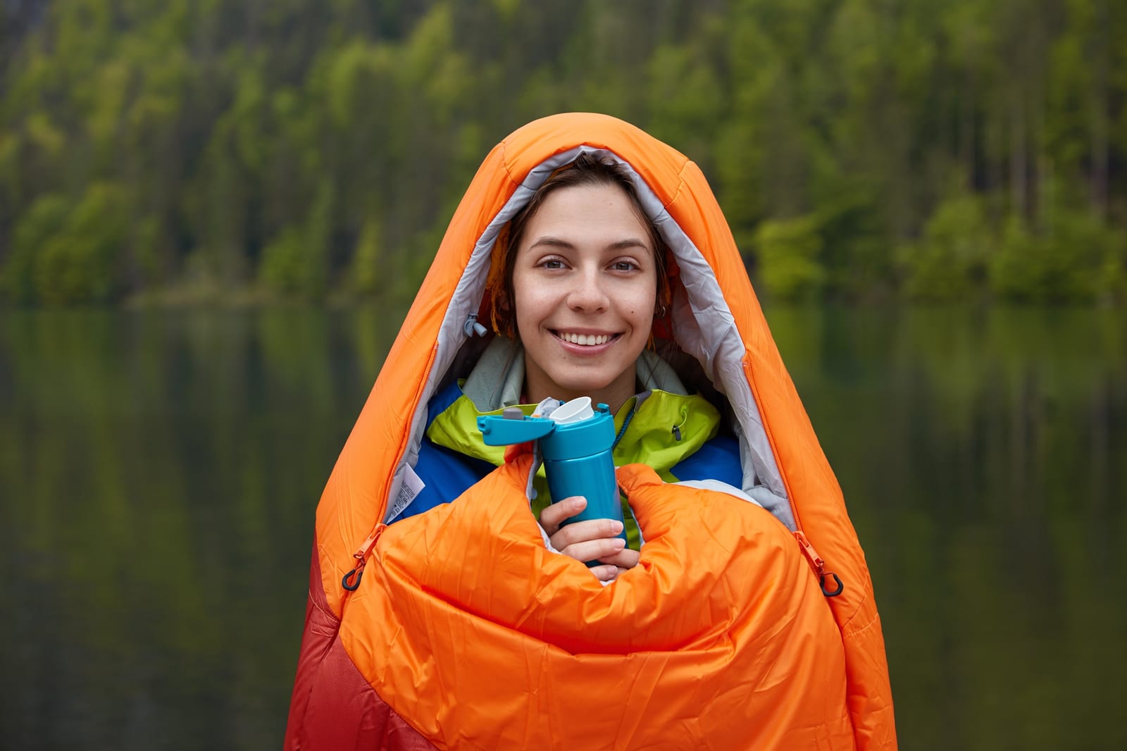 Equipe organizando equipamentos de camping para higienização